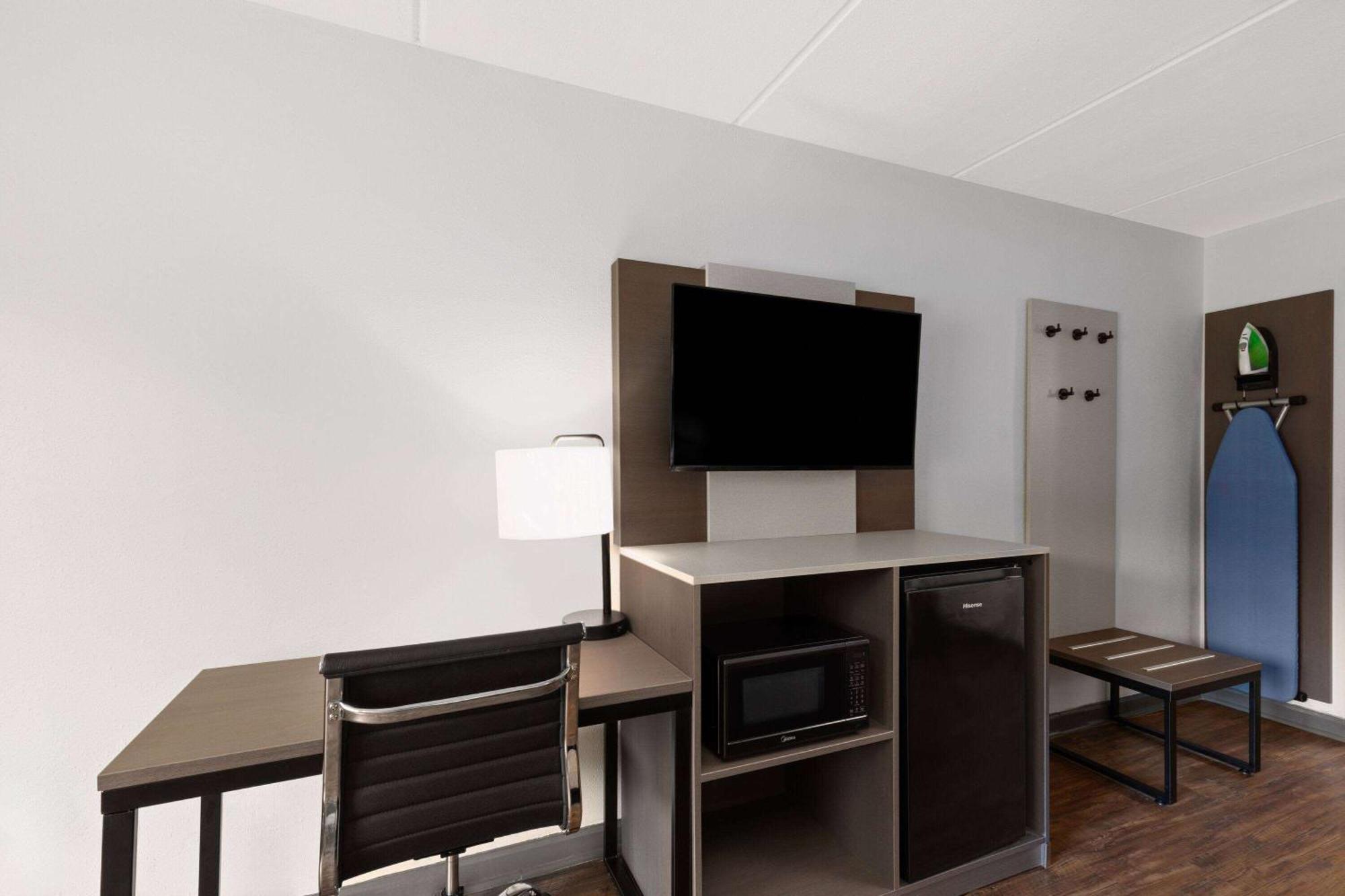 Ramada By Wyndham Bainbridge Hotell Exteriör bild