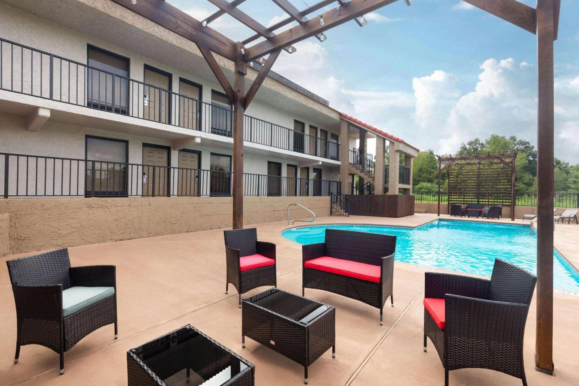 Ramada By Wyndham Bainbridge Hotell Exteriör bild